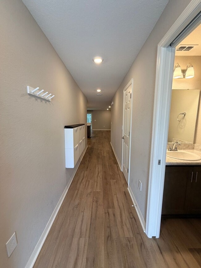 Photo - Stylish & Spacious Townhome - 3 Bedroom 2.5 Bath