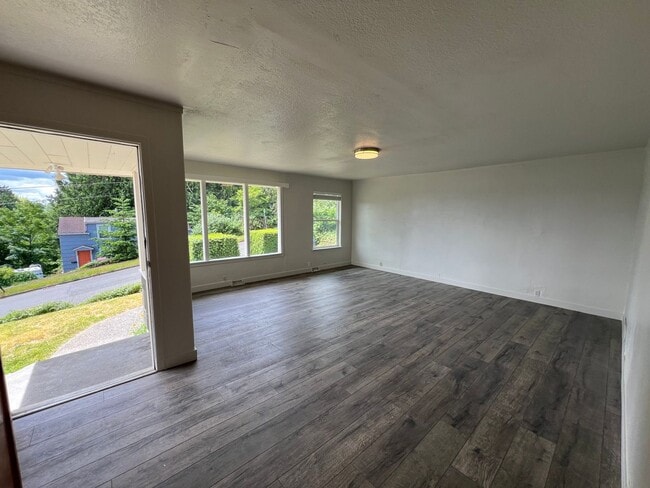 Photo - Bremerton Duplex Unidad 2 / Upstairs