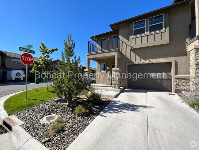 Building Photo - 3 Bedroom 2.5 Bathroom Townhouse in Carson...