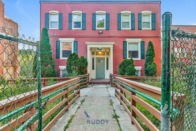 3130 Buena Vista Ter SE