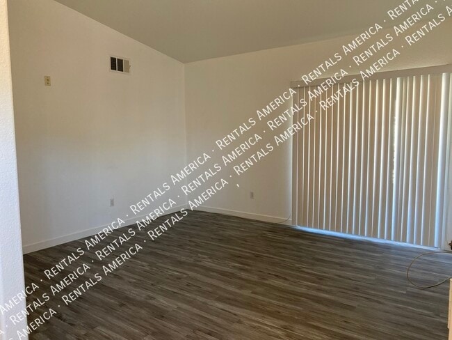 Photo - 401 Amber Pine St