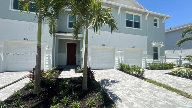 Photo - 553 Rivergrass St