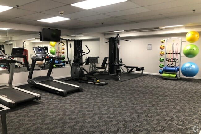 Fitness Center - Carisbrooke at Manchester Rental