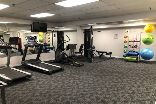 Fitness Center - Carisbrooke at Manchester Apartments