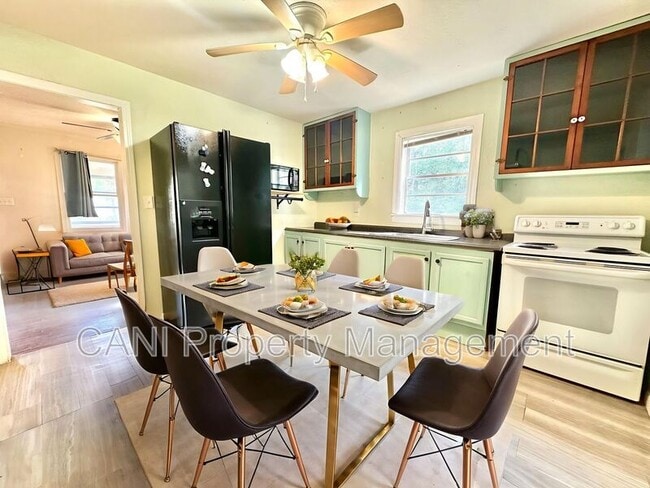 Photo - 916 W Wisconsin Ave