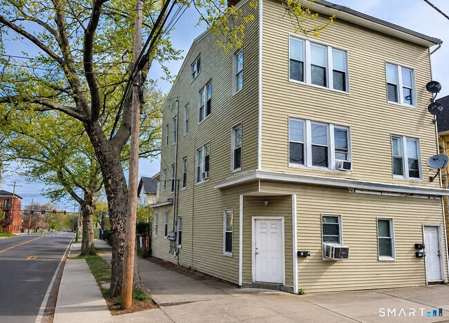 Building Photo - 101 Woolsey St Unit 3