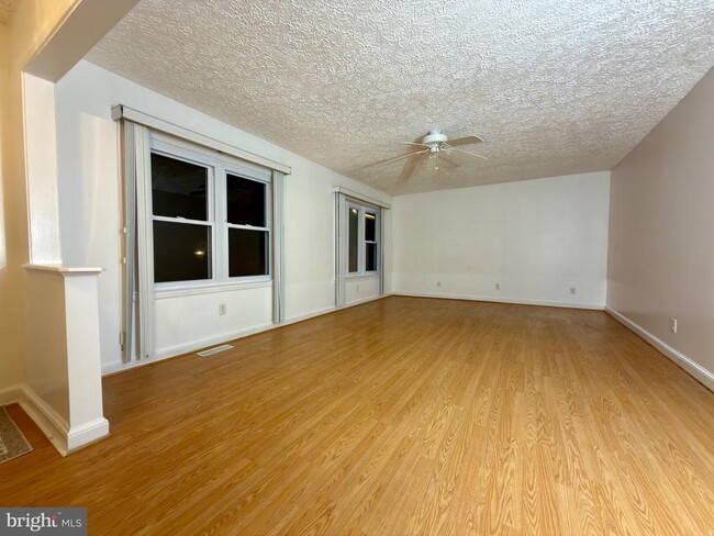 Photo - 905 W Poplar Rd