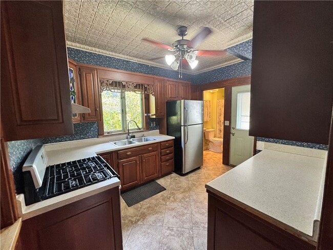 Photo - 352 E 2nd St