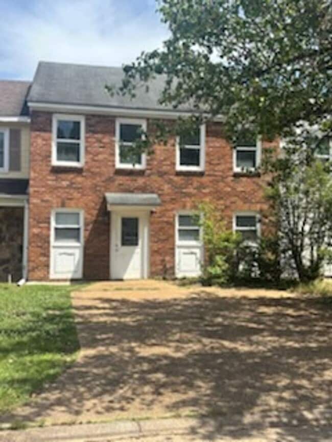 Building Photo - 352 Brookwood Lake Pl