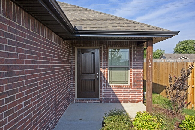 Photo - 902 SW Crownview St