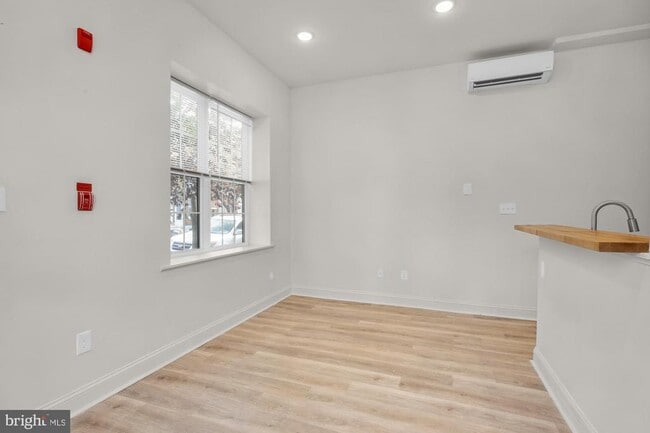 Building Photo - 2046 E Huntingdon St Unit 1F