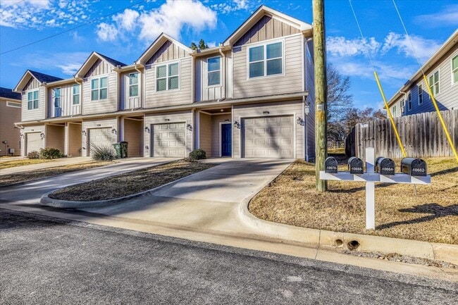 Building Photo - 10670 Washita Dr Unit 10664 Washita Dr. - Southchase Townhomes