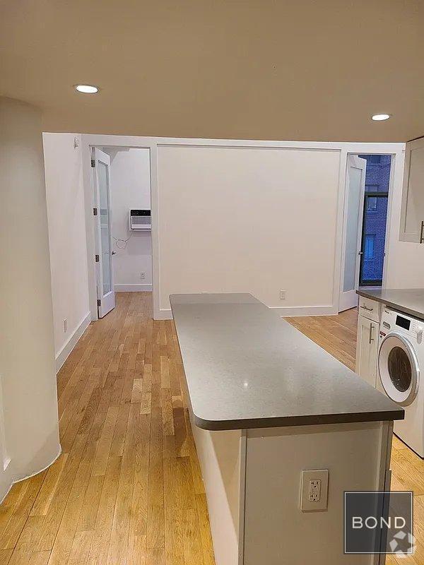 Building Photo - 210-220-220 E 22nd St Unit 220-01O Rental