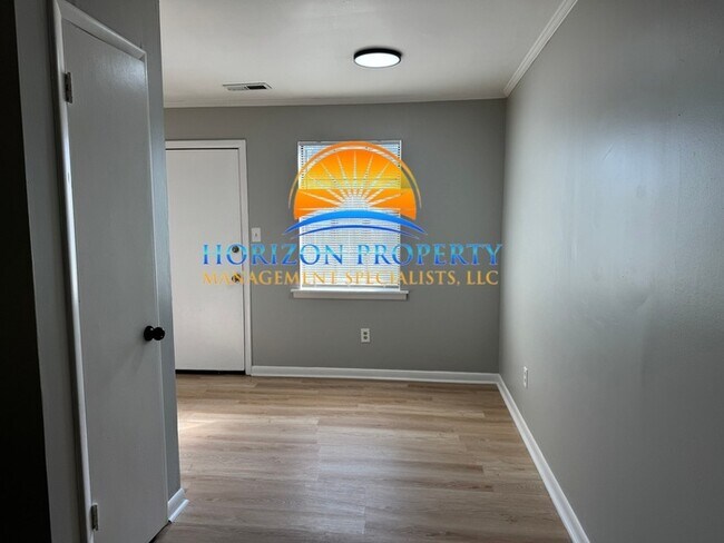 Photo - 900 Stevens Ct NE