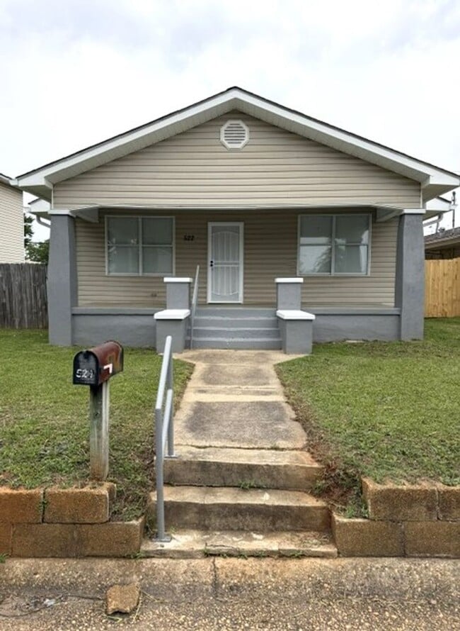 Building Photo - 3 minutes from campus!  4 bedroom 2 bath house available now!