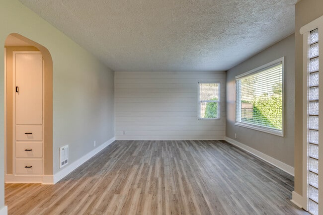 Photo - 2908 Hemlock St