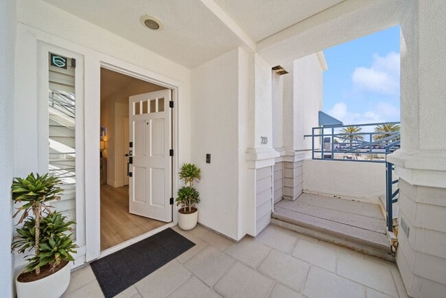 Building Photo - 2600 Newport Blvd Unit 210