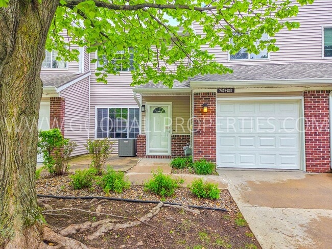 Building Photo - Beautiful 2 bedroom, 1.5 bath Townhouse in West Des Moines with 1-car attached garage