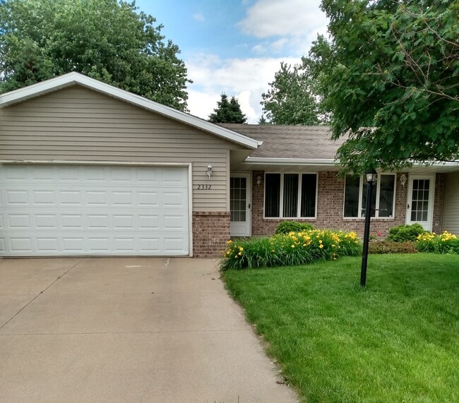 Building Photo - 2332 N Skylark Dr