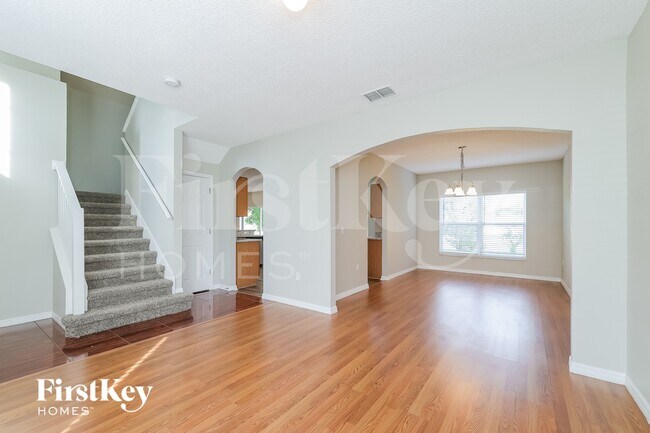 Photo - 912 Cumbran Ln