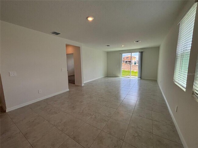 Photo - 5526 Clove Row