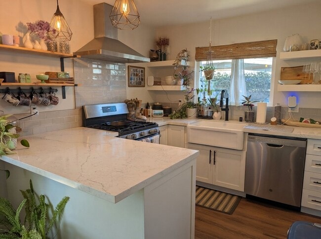 4962 Stephanie Pl