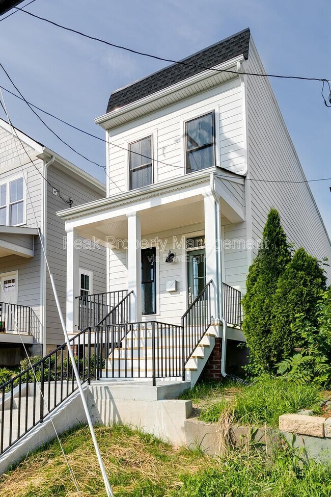 211 E 15th St