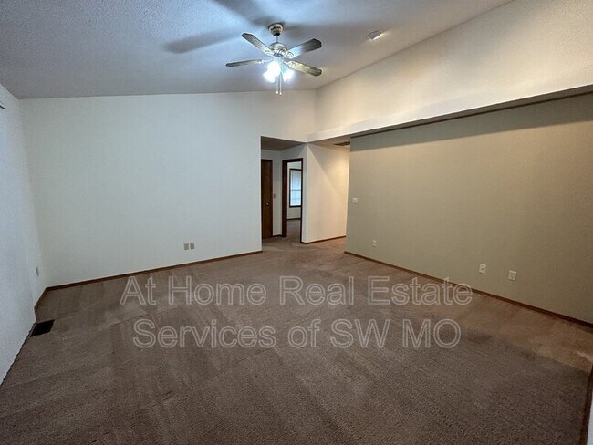 Photo - 121 Oakwood Dr