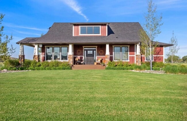 Building Photo - Stunning luxury rental!