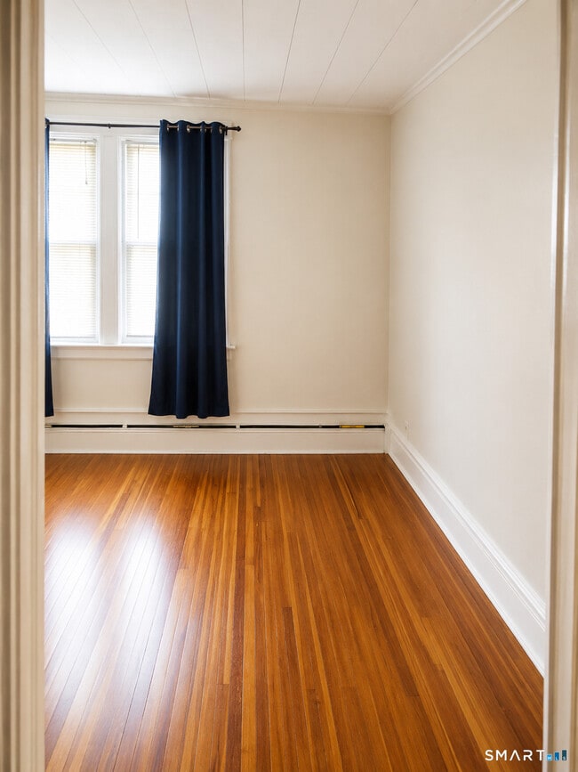 Photo - 1067 Main St