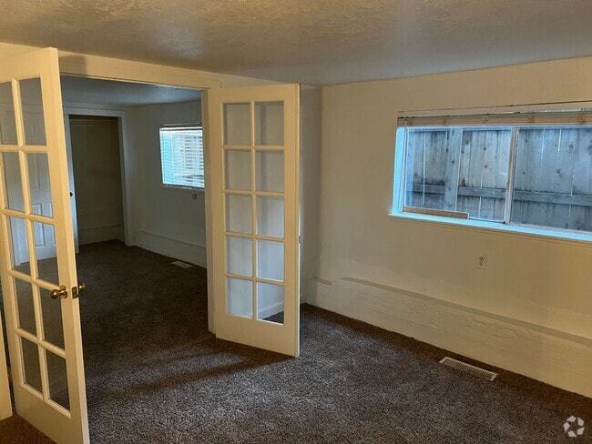Building Photo - 597 E 4th St Unit 597 E 4th ST- B Downstairs Rental