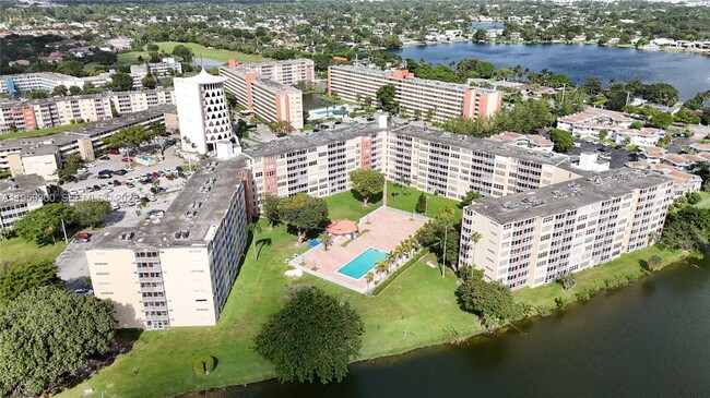 Building Photo - 1750 NE 191st St Unit 507-1