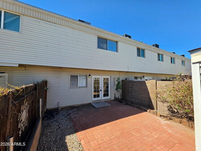 Building Photo - 731 E Vaughn Dr