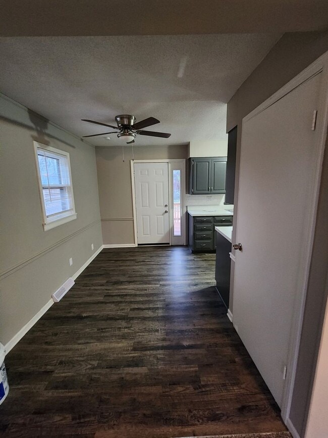 Photo - NO SECURITY DEPOSIT for OCTOBER MOVE IN! A...