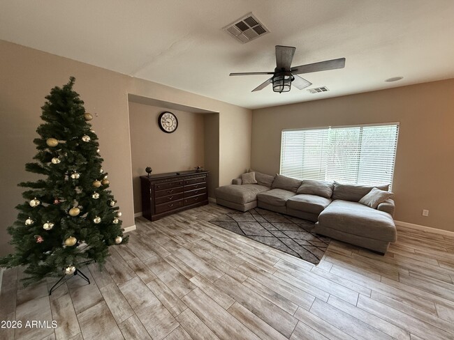 1011 E Redwood Dr
