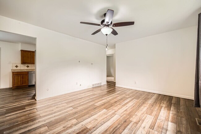 Photo - 605 Raemar Dr