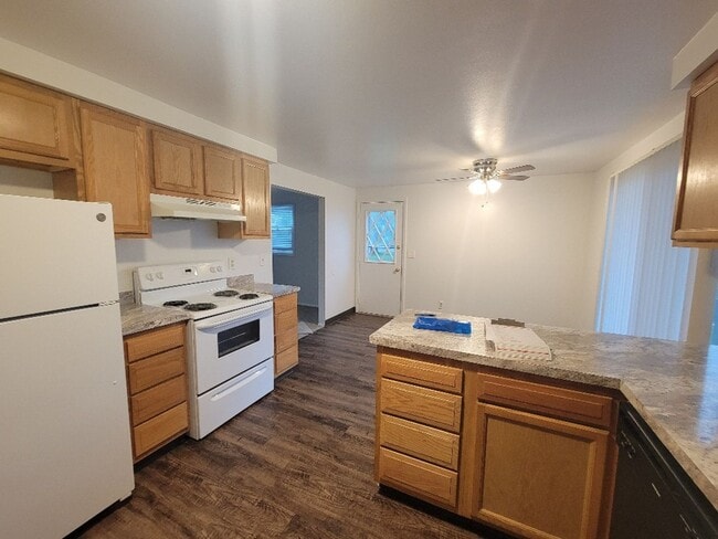 Building Photo - 618-18.5 Sunflower Dr