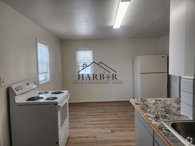 Building Photo - Newly Renovated-Electricity included! Rental