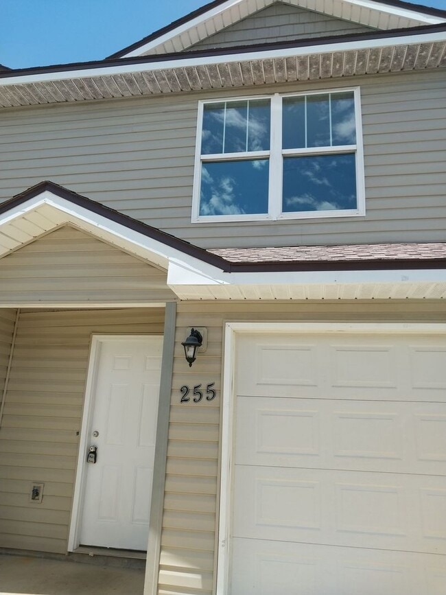 Building Photo - Gorgeous 3 Bedroom 2 Bath Townhome