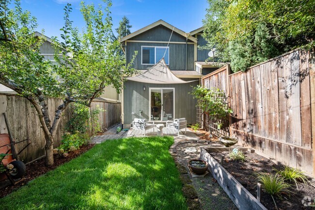 Building Photo - Cathedral Park Cutie ~ Fenced Yard, Garage... Rental