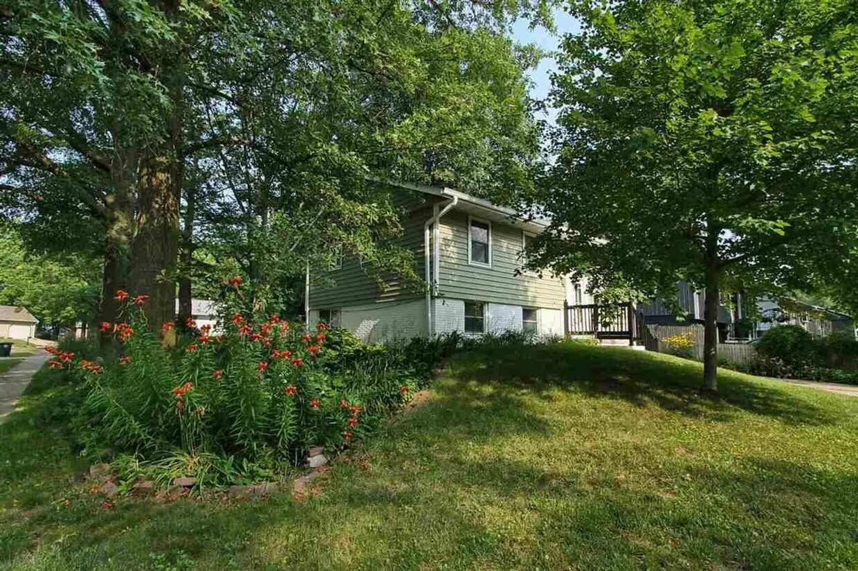 3 BR, 2BA Home On Large Corner Lot - AVAIL... - 3 BR, 2BA Home On Large Corner Lot - AVAIL...