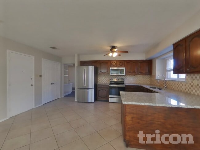 Photo - 992 Mauve Dr