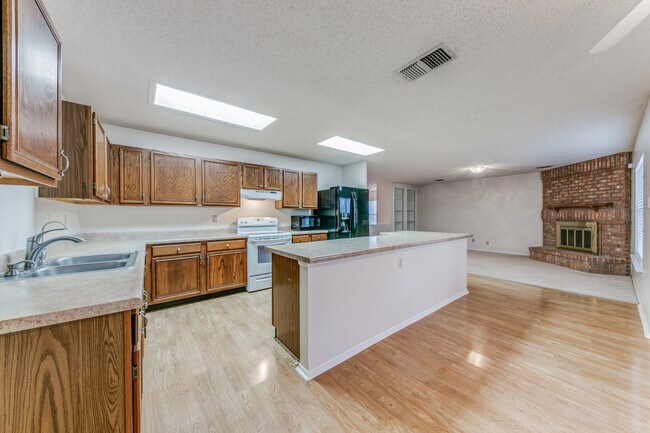 Photo - 16407 Encanto Pass