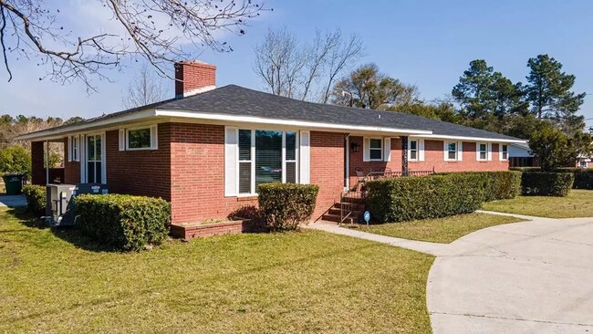 Building Photo - 614 Camellia St N E