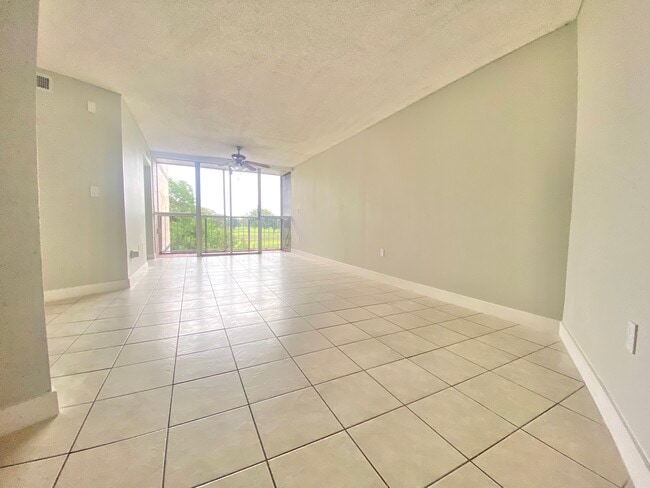 Photo - 7125 NW 186th St Unidad #B304