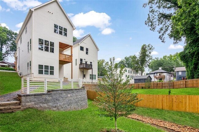 Photo - 830 Gaston St SW