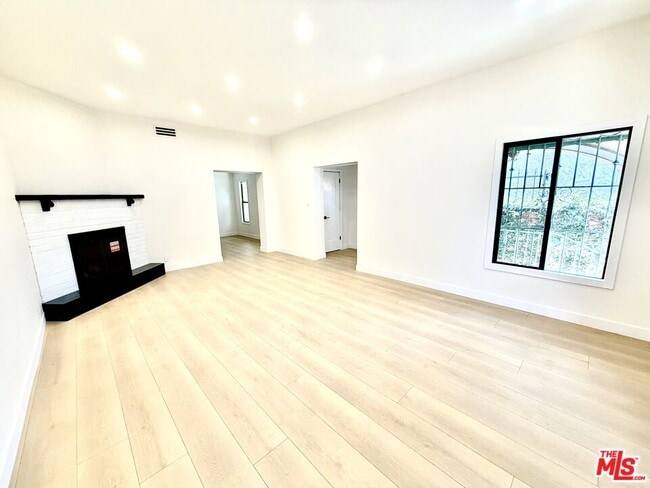 Photo - 6132 Whitsett Ave