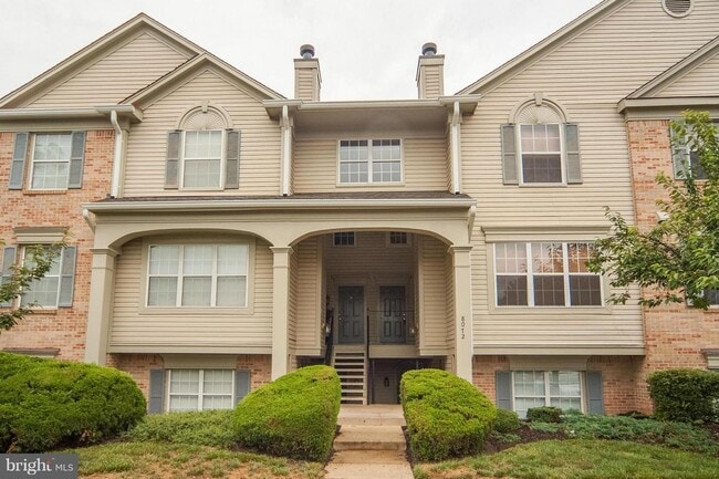Building Photo - Sun-filled 2 Bed 2 Bath Condo In Sought Af...