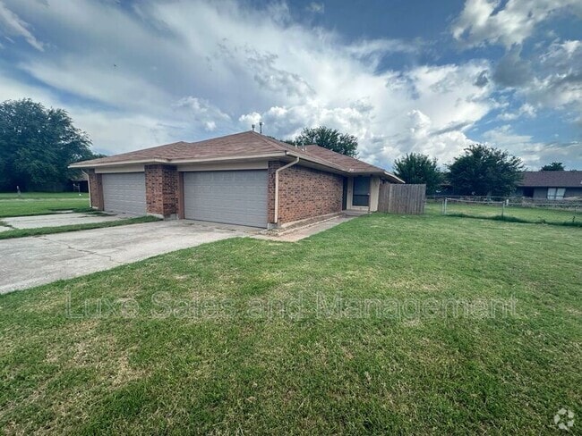 Building Photo - 8313 NW 7th St Rental