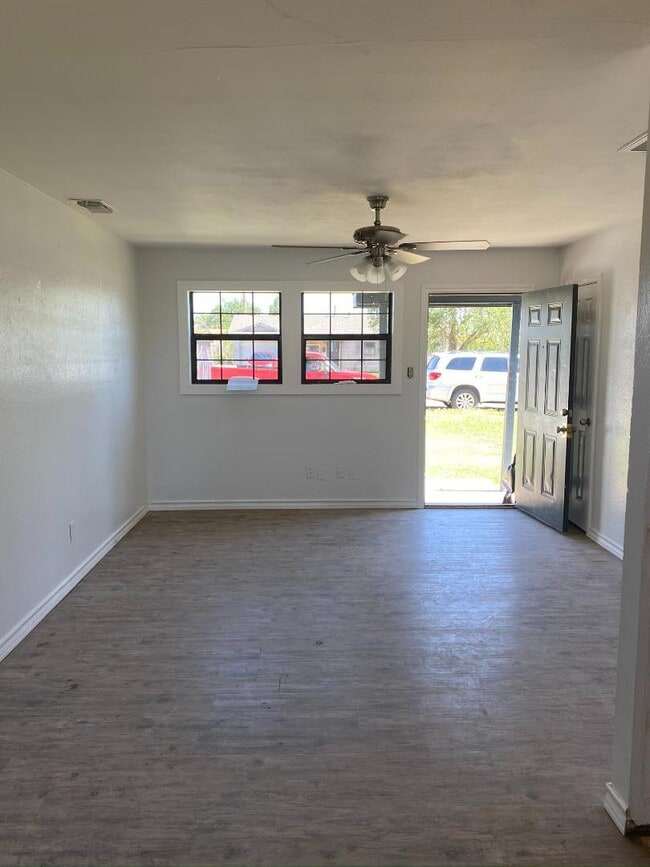 Photo - 3506 E Baylor St